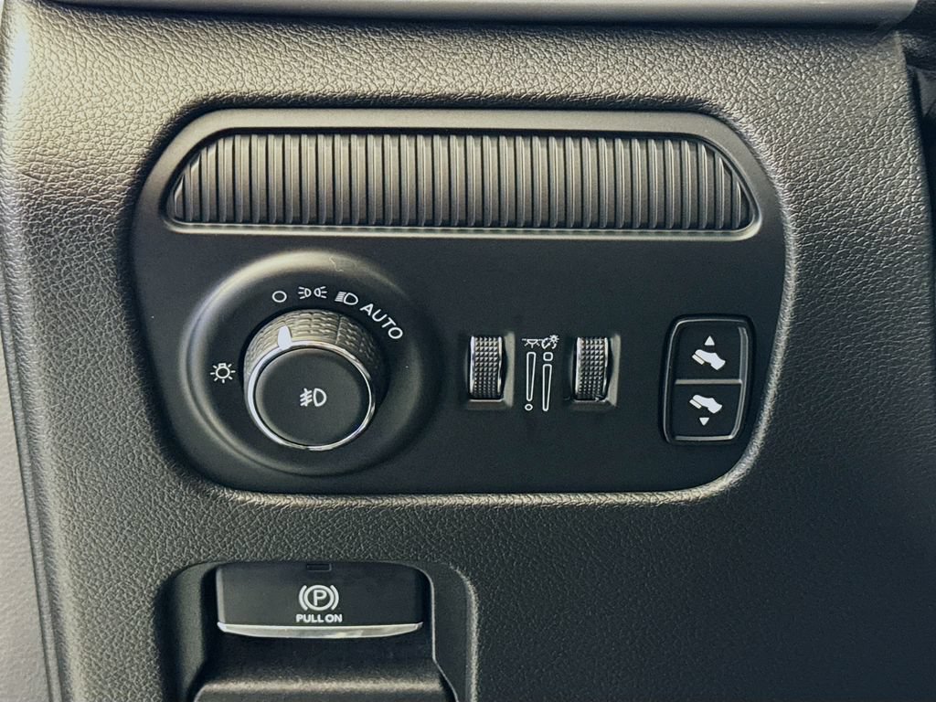 Used 2024 Jeep Wagoneer L Series II RWD image 10