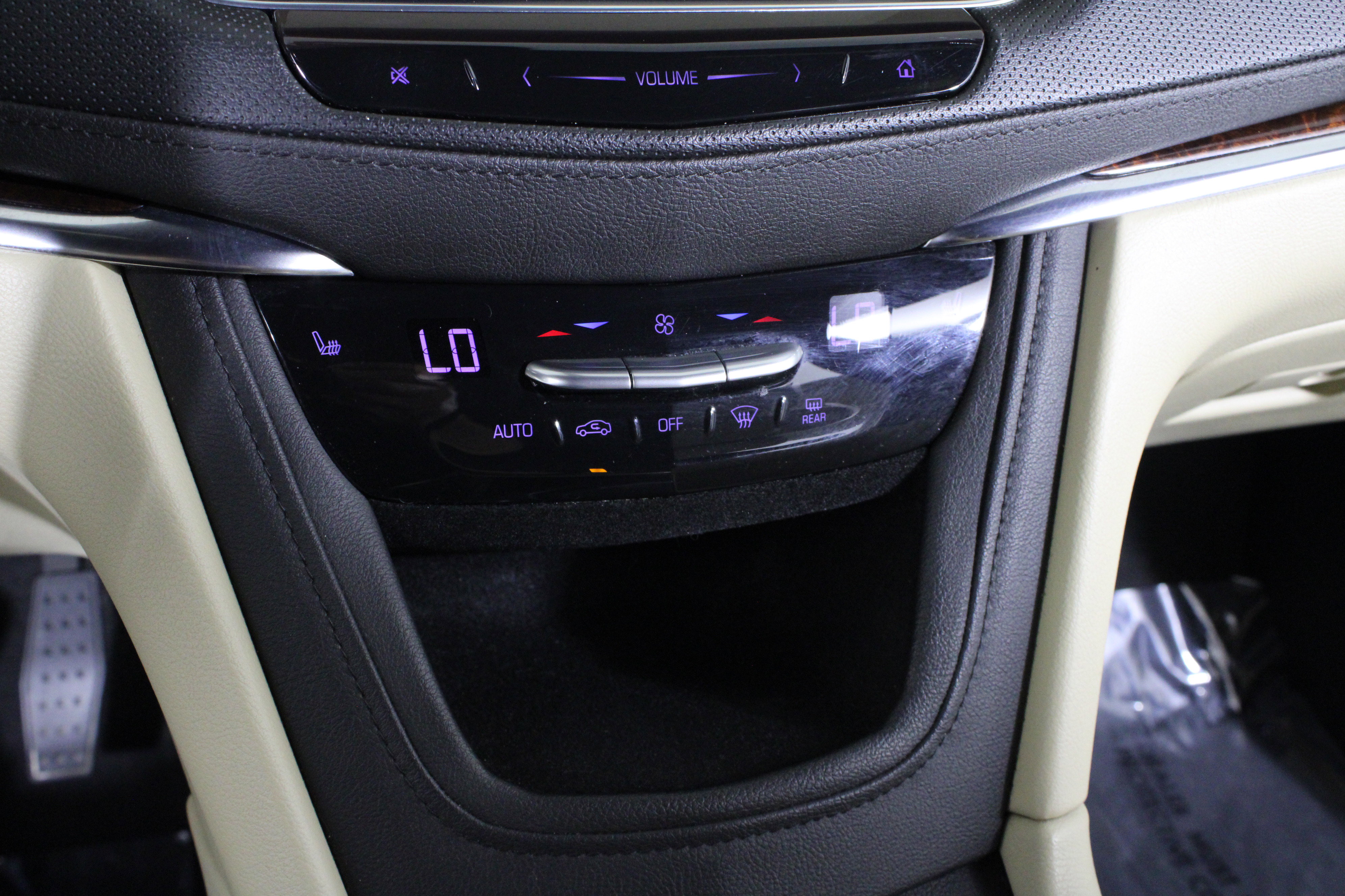 Used 2018 Cadillac XT5 Luxury w/ Driver Awareness Package image 30