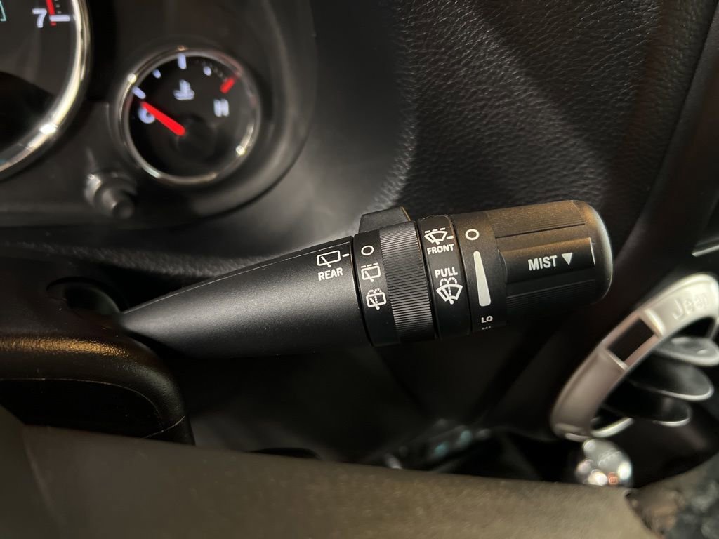 Used 2015 Jeep Wrangler Unlimited Sahara w/ Connectivity Group AWD/4WD image 18