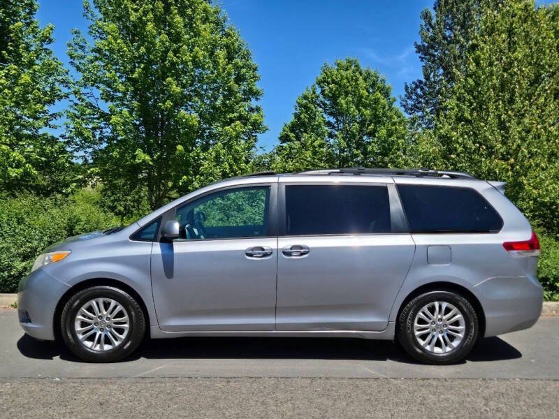 Used 2012 Toyota Sienna XLE w/ Premium Pkg FWD image 7