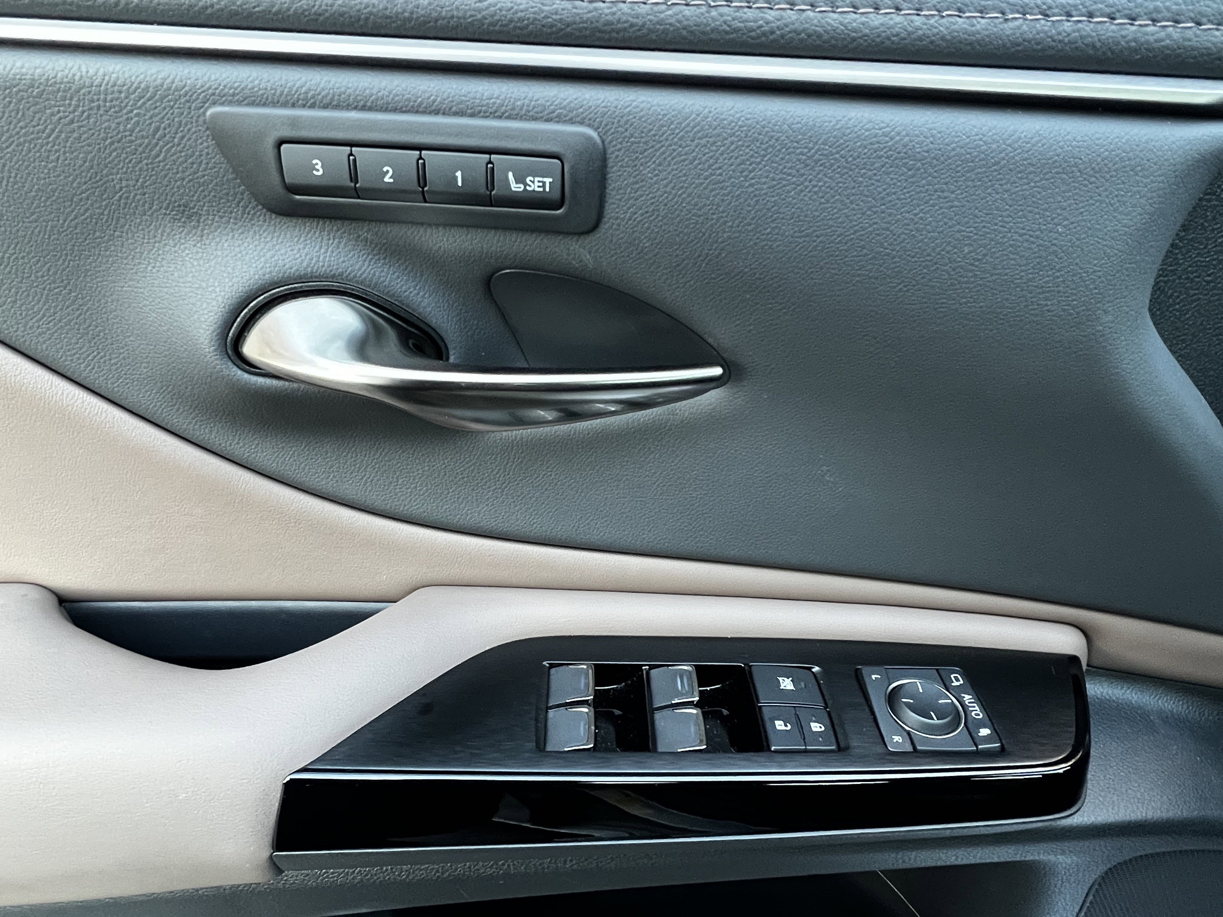 Used 2024 Lexus ES 350 w/ Premium Package image 14