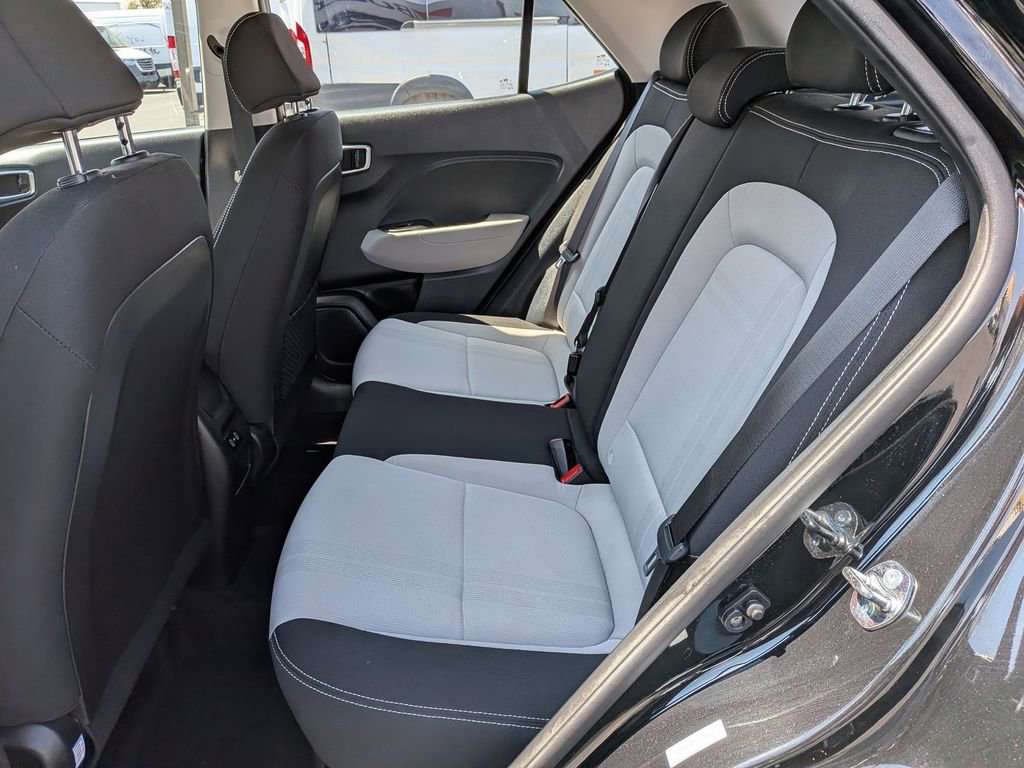 Used 2025 Hyundai Venue SEL image 28