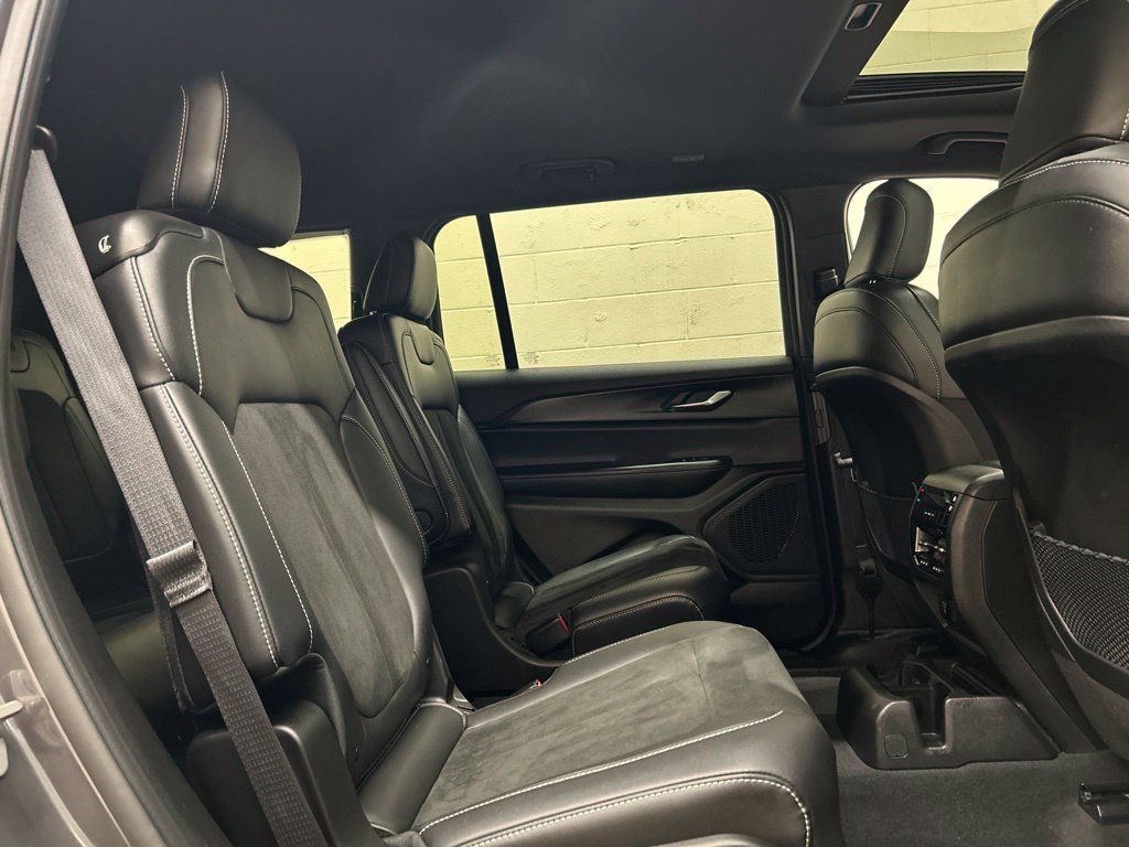 Used 2025 Jeep Grand Cherokee L Altitude AWD/4WD image 13