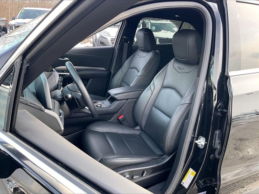 Used 2025 Cadillac XT4 Premium Luxury image 9