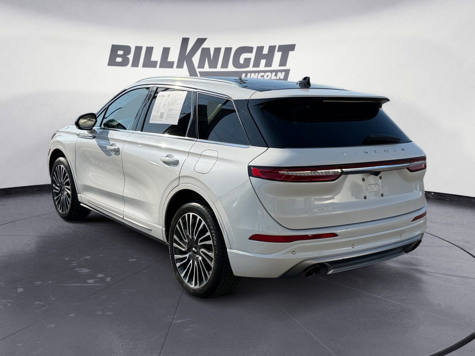 Used 2022 Lincoln Corsair AWD w/ Premium Package image 3