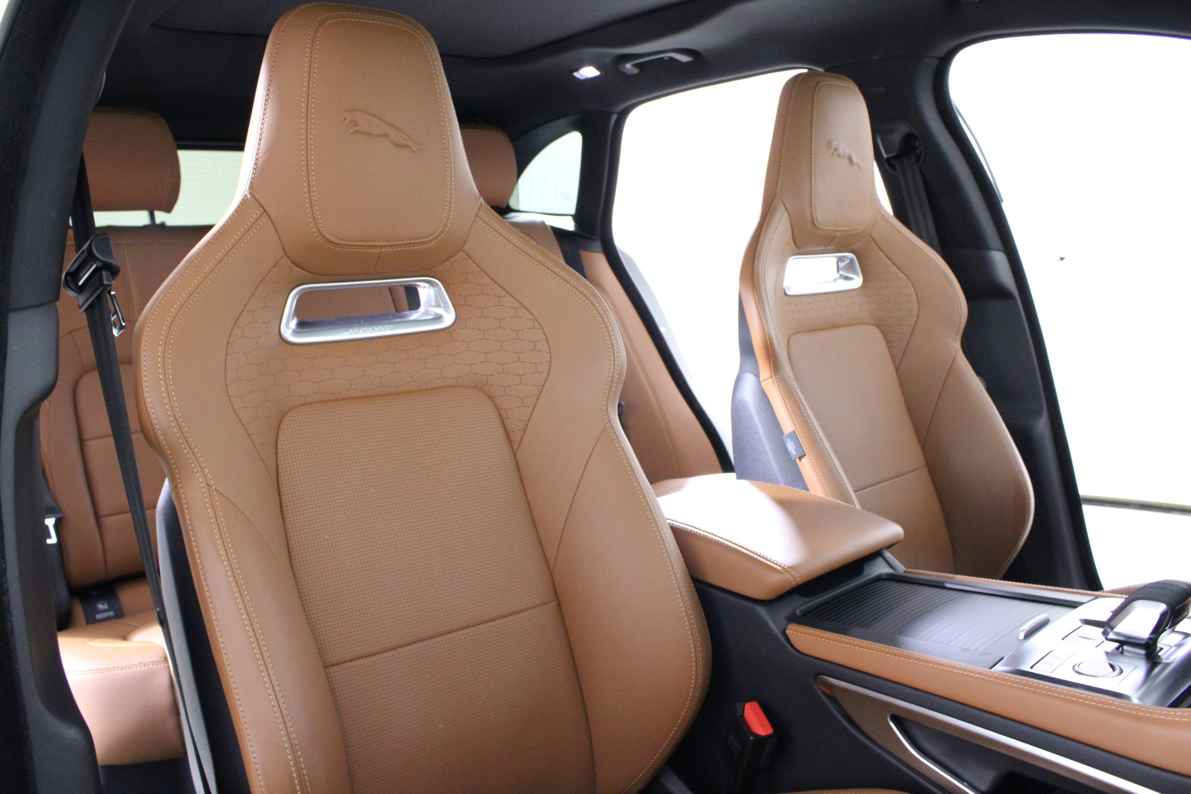 Certified 2025 Jaguar F-PACE R-Dynamic S AWD/4WD image 17