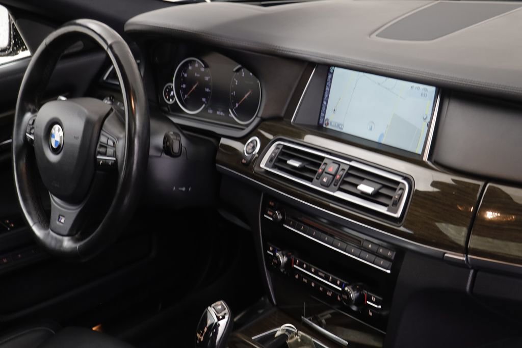 Used 2014 BMW 750i xDrive image 22