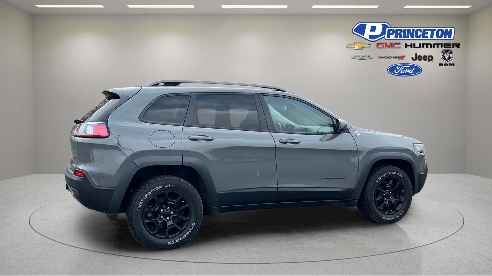 Used 2019 Jeep Cherokee Trailhawk image 8