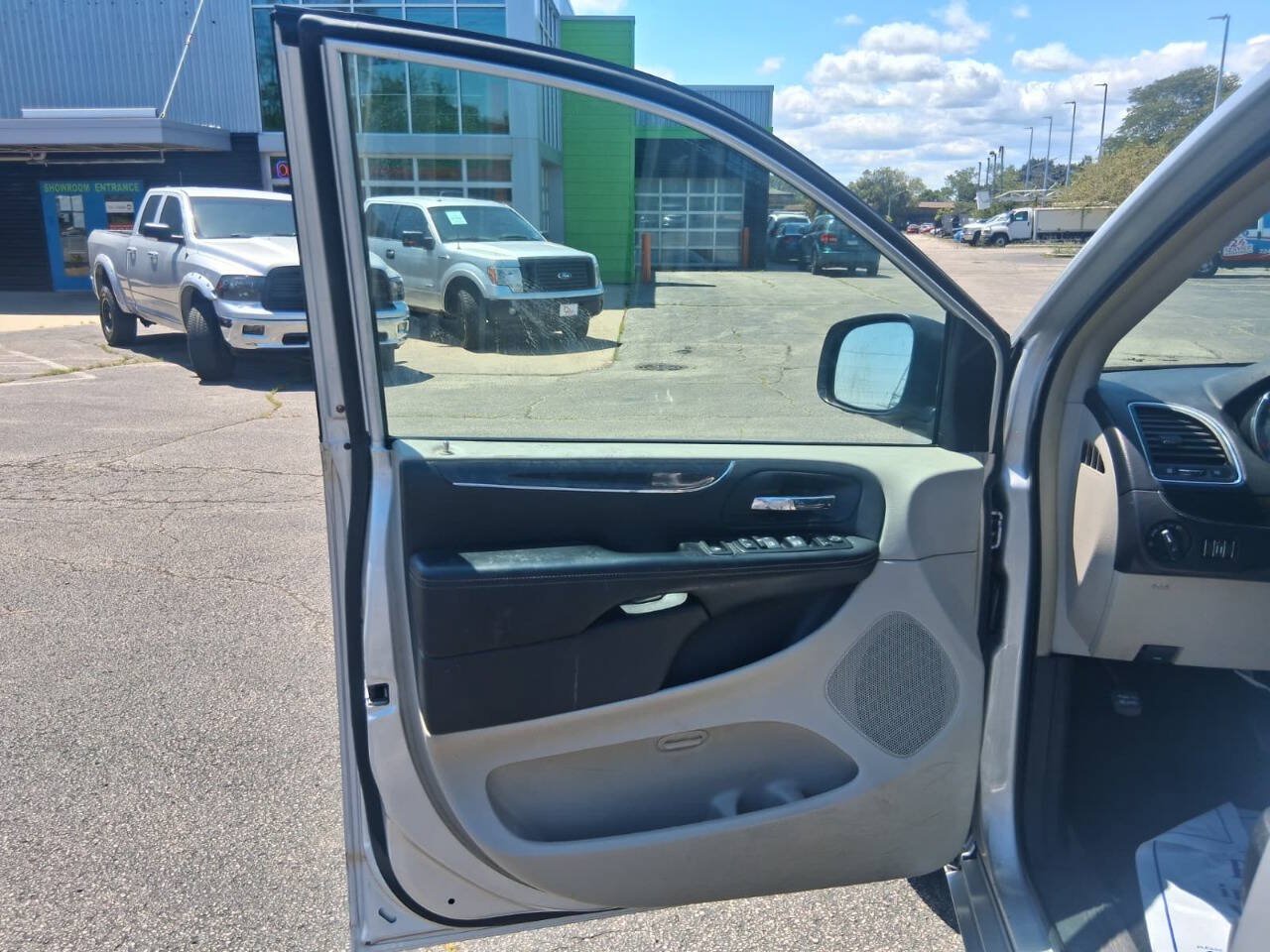 Used 2012 Chrysler Town & Country Touring w/ Entertainment Group #1 FWD image 11