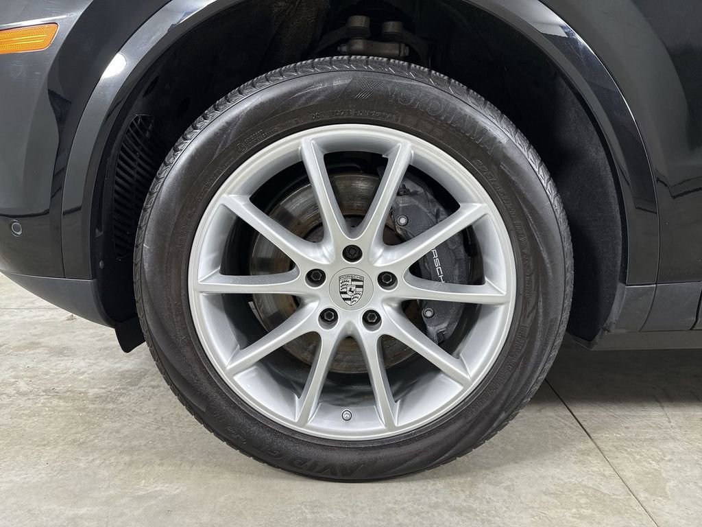 Certified 2023 Porsche Cayenne Platinum Edition image 13