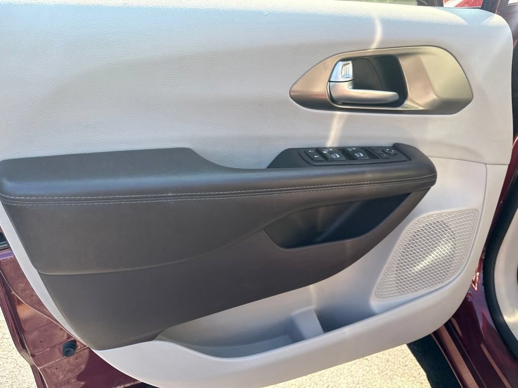 Used 2017 Chrysler Pacifica Touring-L Plus w/ Advanced Safetytec Group FWD image 22