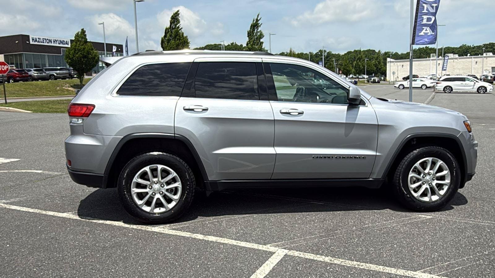 Used 2021 Jeep Grand Cherokee Laredo X AWD/4WD image 4