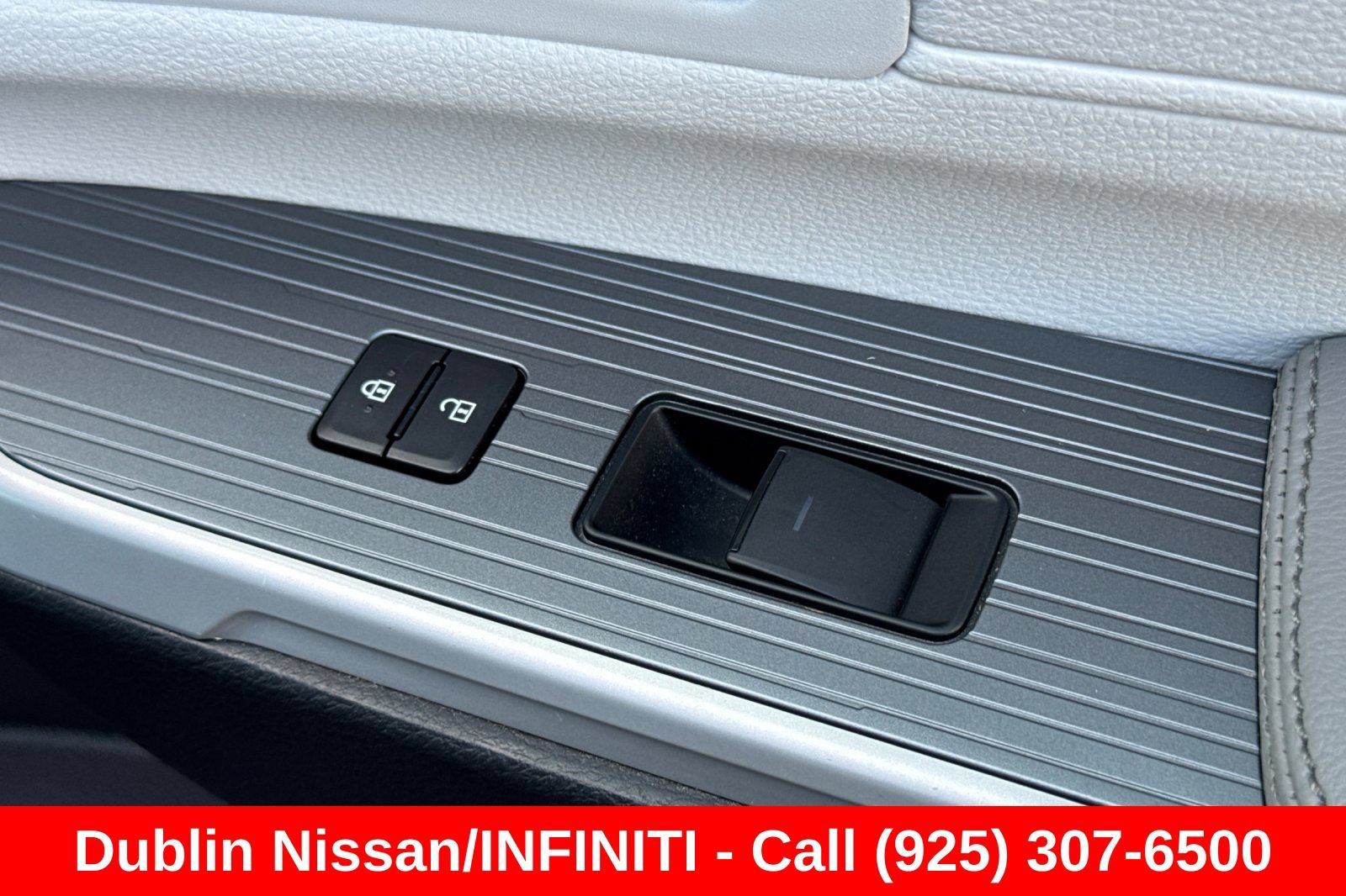 Used 2025 Toyota Sienna XLE FWD image 24