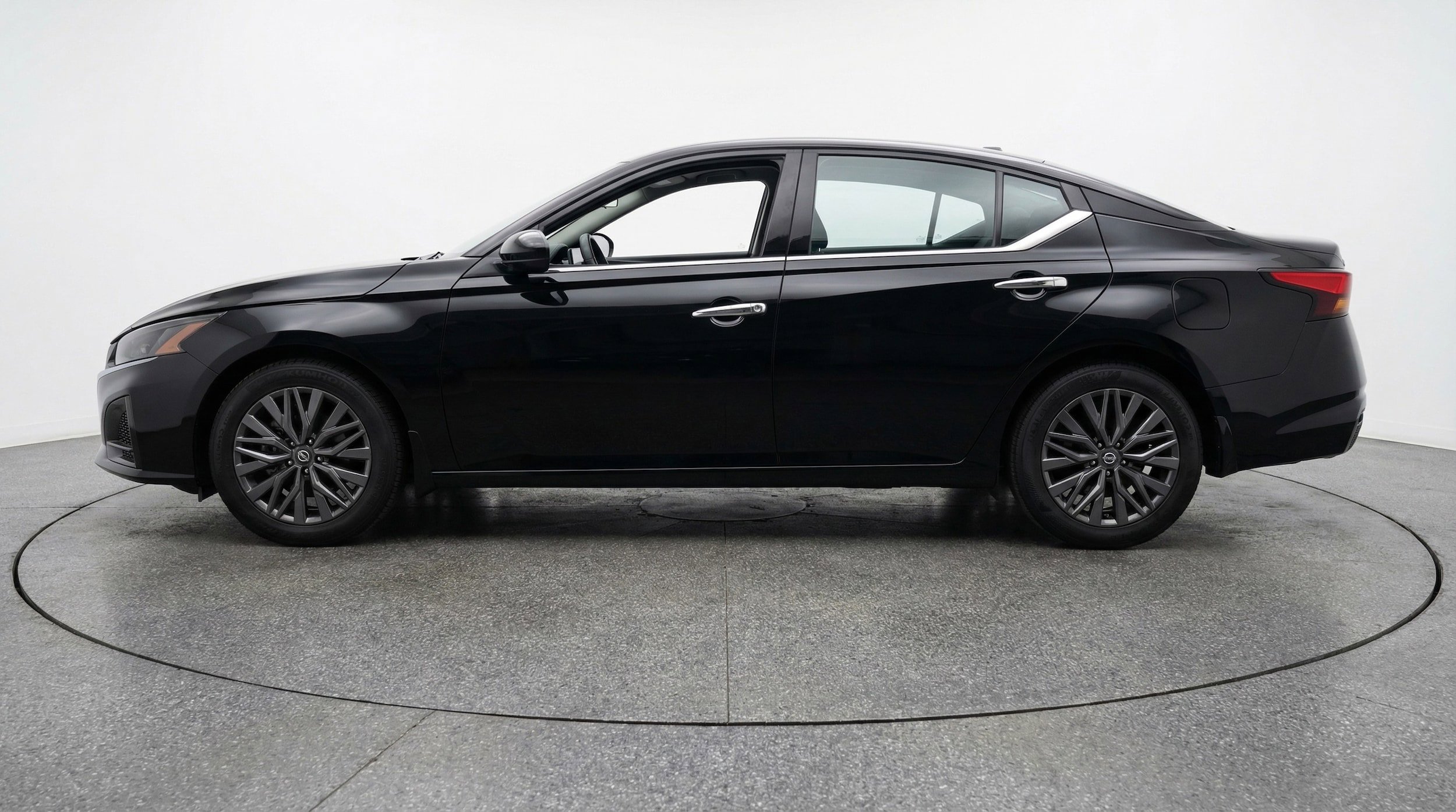Used 2025 Nissan Altima 2.5 SV FWD image 4