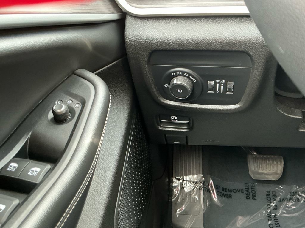 Used 2023 Jeep Grand Cherokee Limited image 19