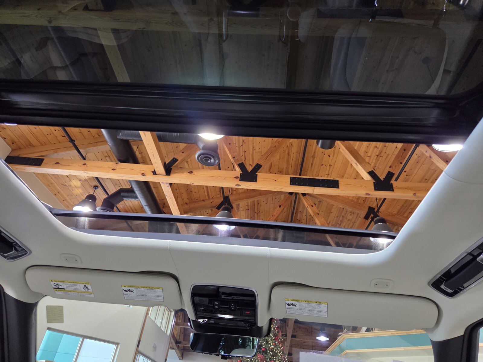 Used 2025 Land Rover Range Rover SV image 7