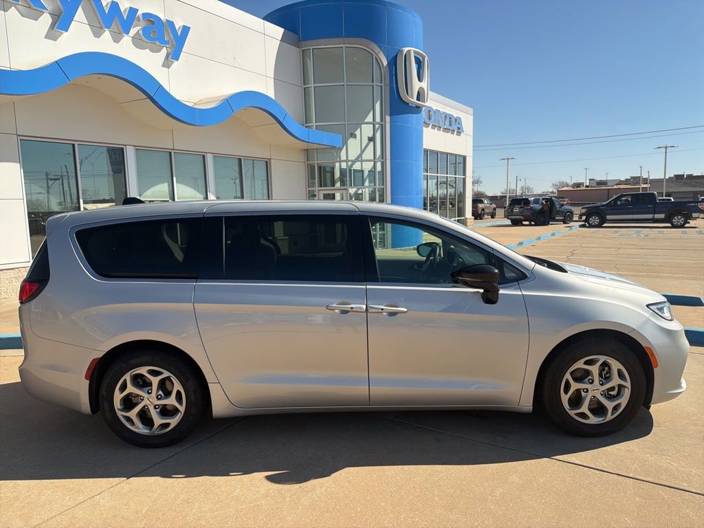 Used 2024 Chrysler Pacifica Limited image 30