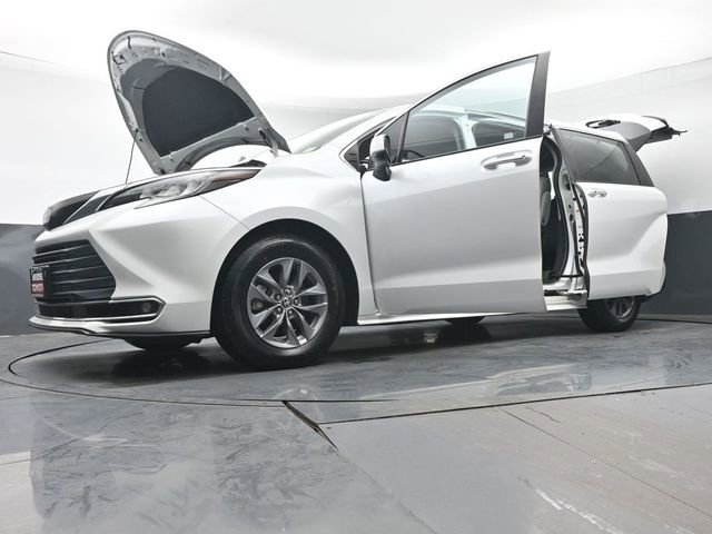 Certified 2022 Toyota Sienna XLE image 50