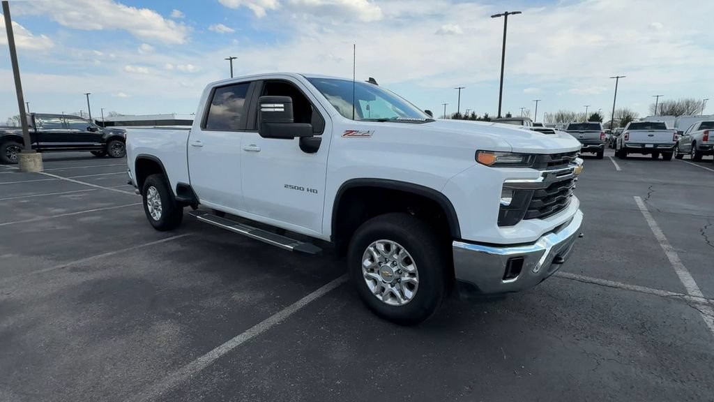 Used 2024 Chevrolet Silverado 2500 LT AWD/4WD image 2