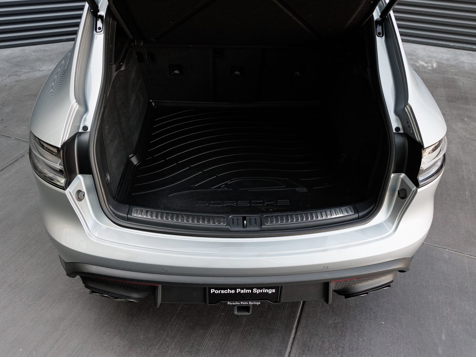 Used 2025 Porsche Macan AWD/4WD image 27