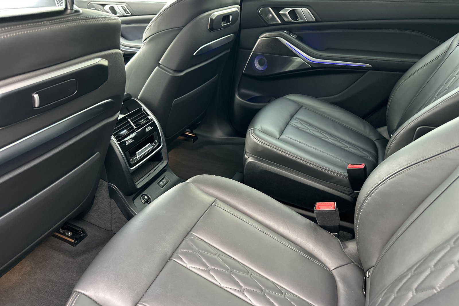 Used 2023 BMW X7 M60i w/ Executive Package image 12