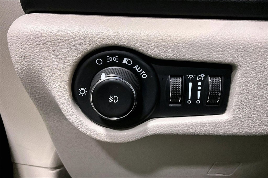 Used 2024 Chrysler Pacifica Touring-L image 17