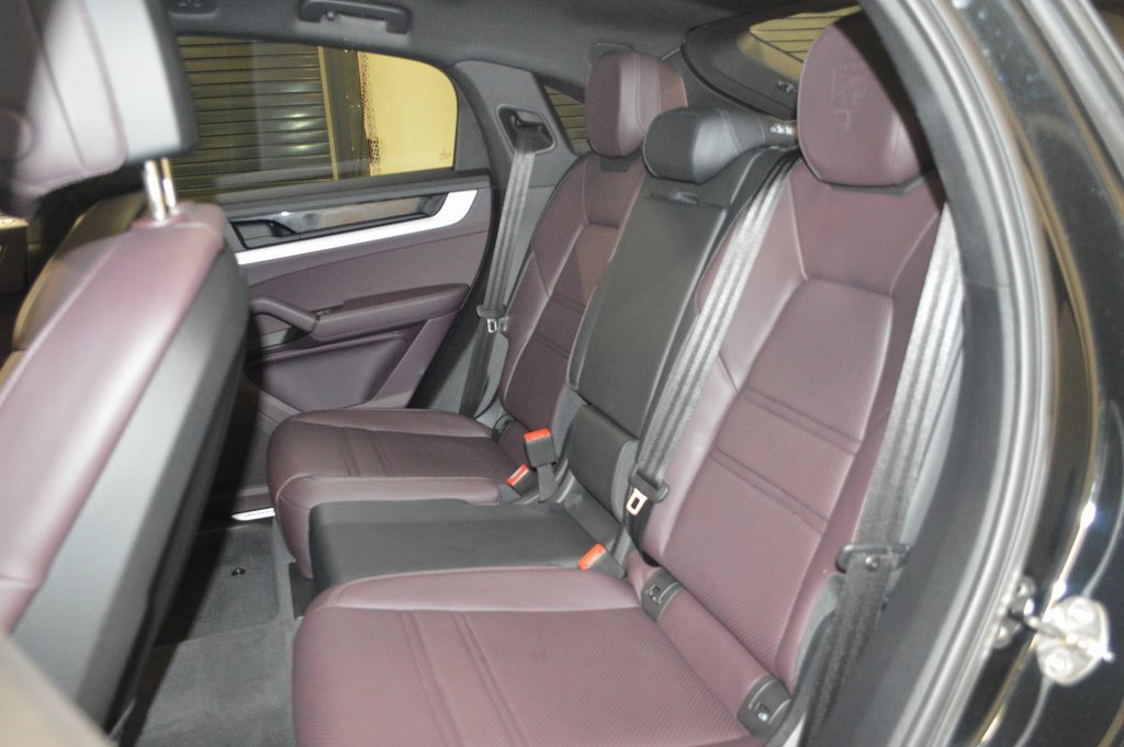 Certified 2025 Porsche Cayenne Coupe image 37