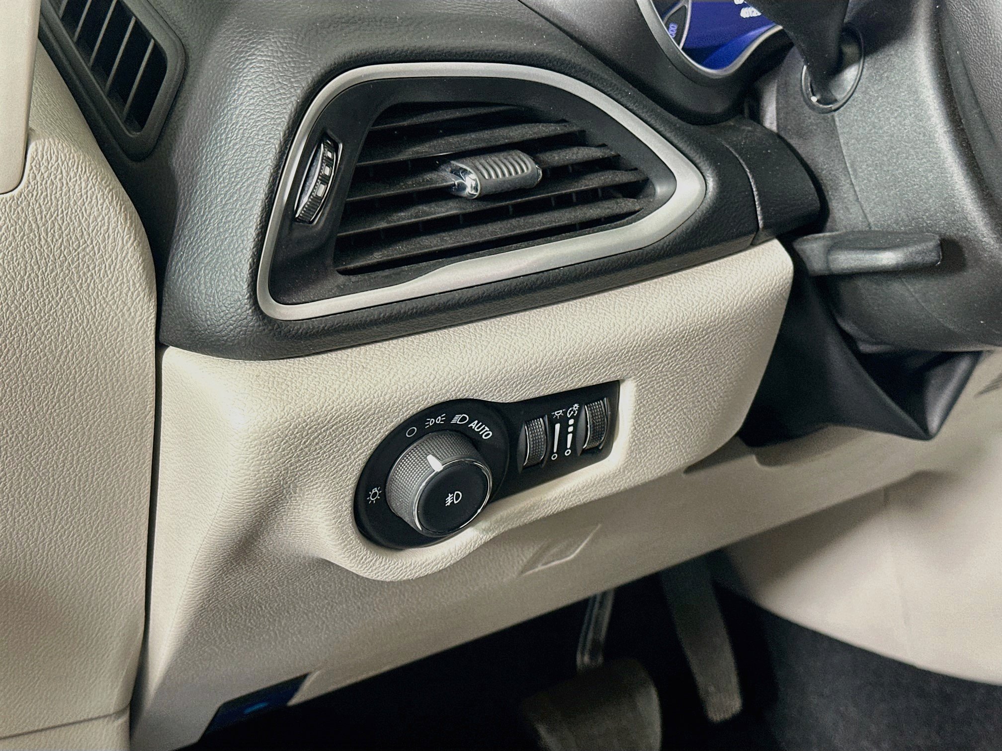 Used 2024 Chrysler Pacifica Touring-L FWD image 17