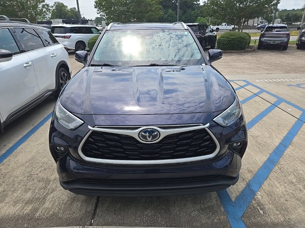 Used 2022 Toyota Highlander XLE FWD image 2
