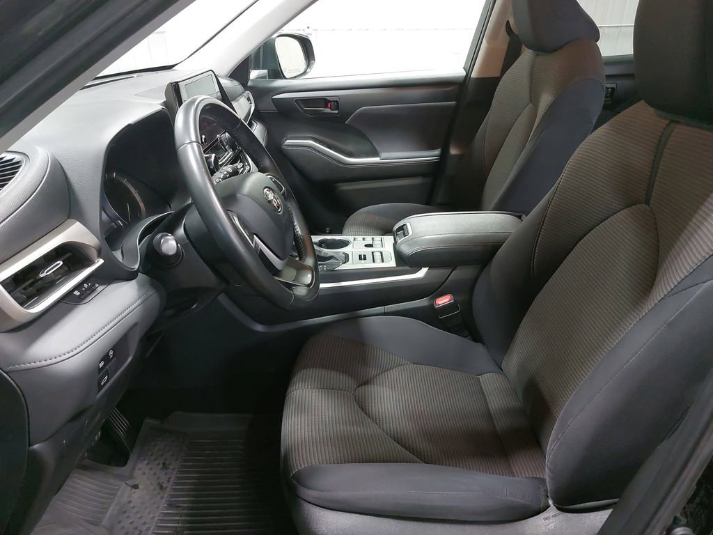 Used 2023 Toyota Highlander LE AWD/4WD image 16