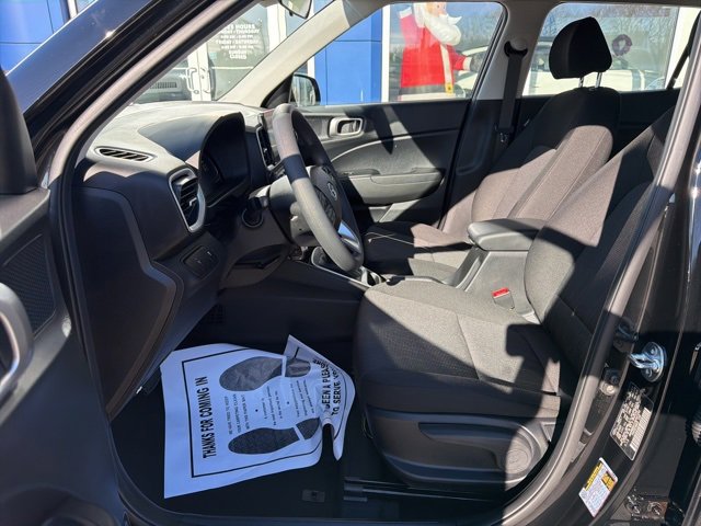 Certified 2025 Hyundai Venue SE image 11