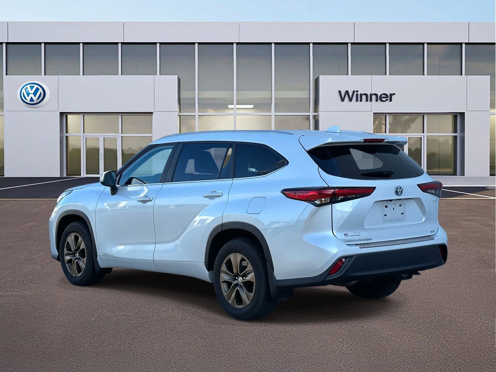 Used 2023 Toyota Highlander Bronze Edition image 3