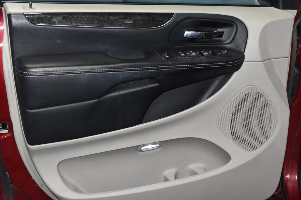 Used 2016 Chrysler Town & Country Touring FWD image 4