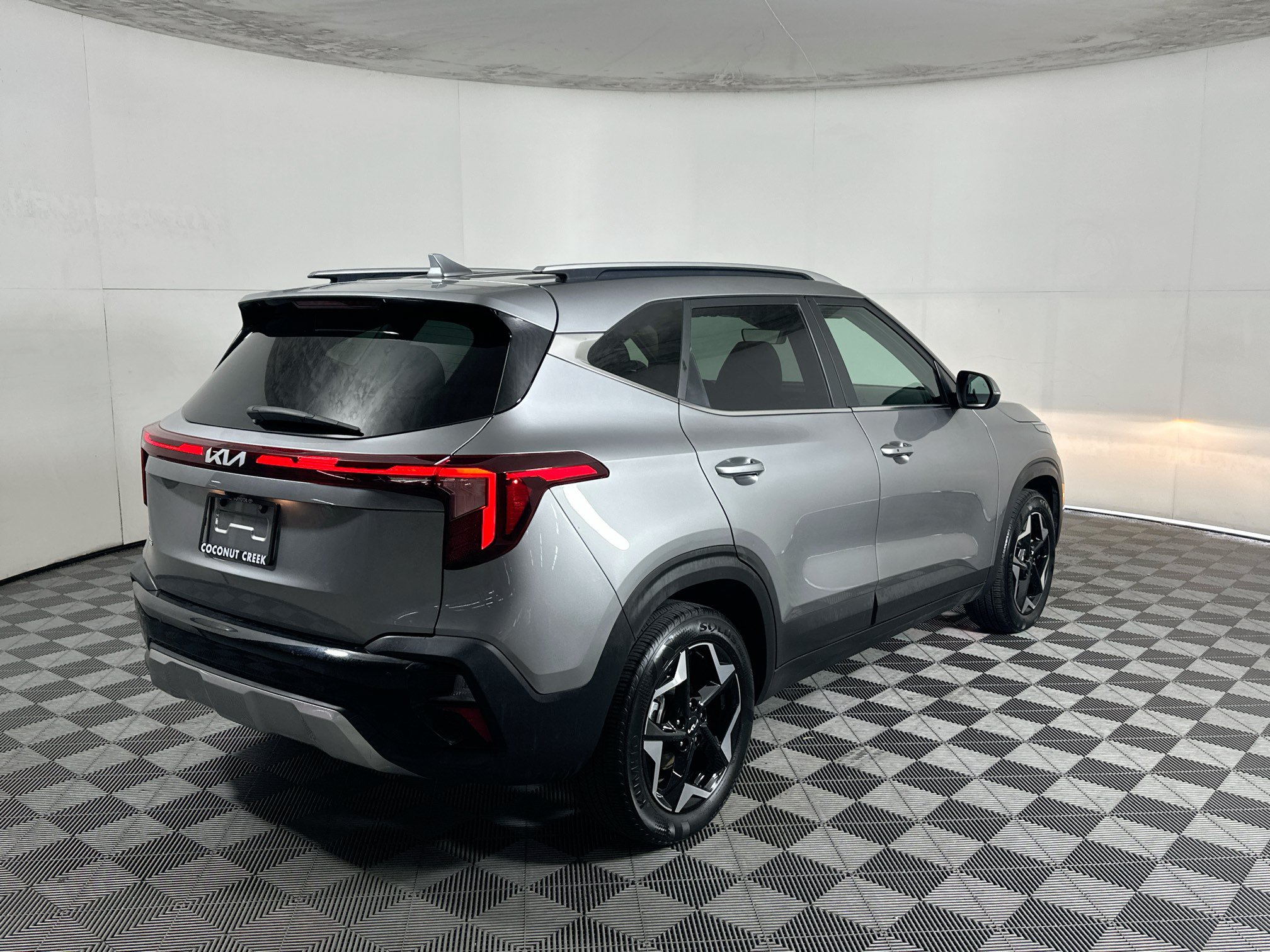 Used 2025 Kia Seltos EX FWD image 3
