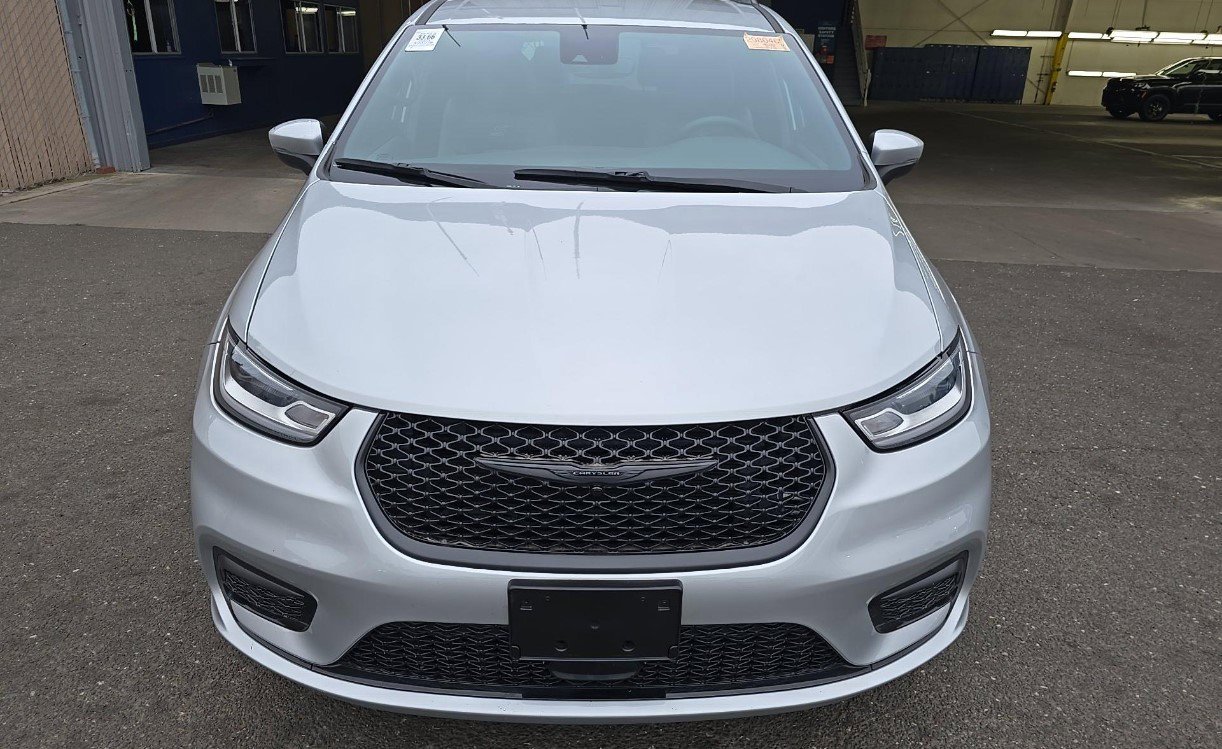 Used 2023 Chrysler Pacifica Touring-L w/ S Appearance Package AWD/4WD image 3