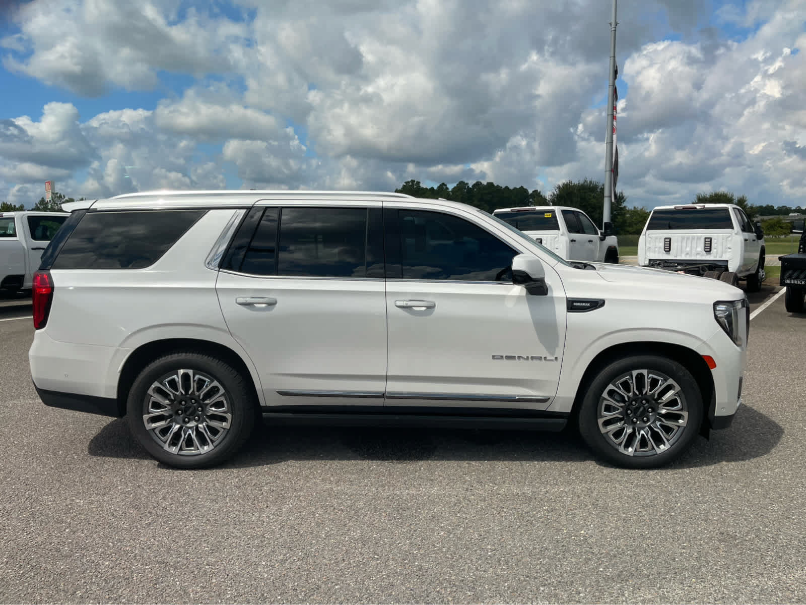 Used 2023 GMC Yukon Denali Ultimate AWD/4WD image 4