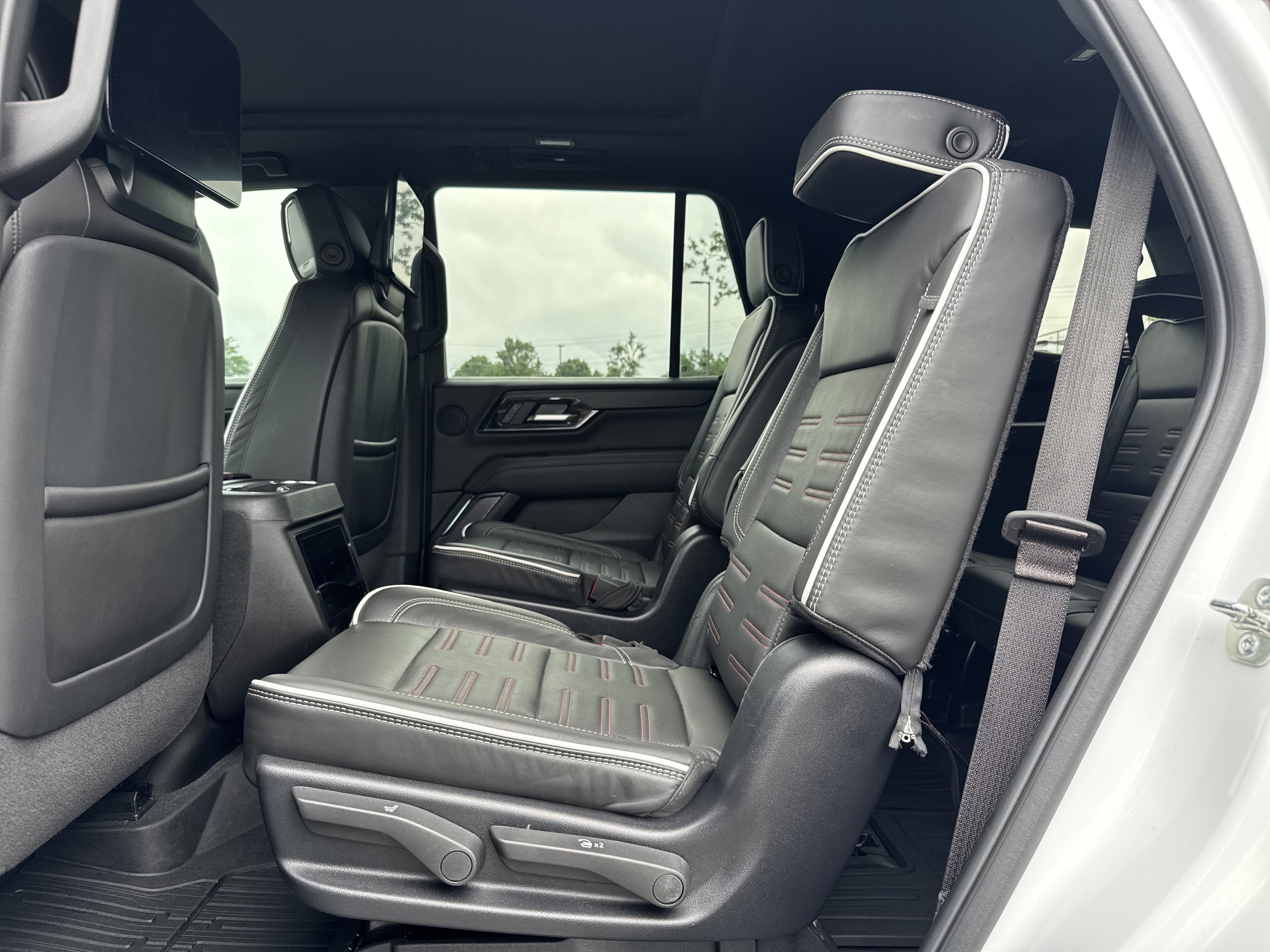 Used 2025 GMC Yukon AT4 Ultimate AWD/4WD image 34