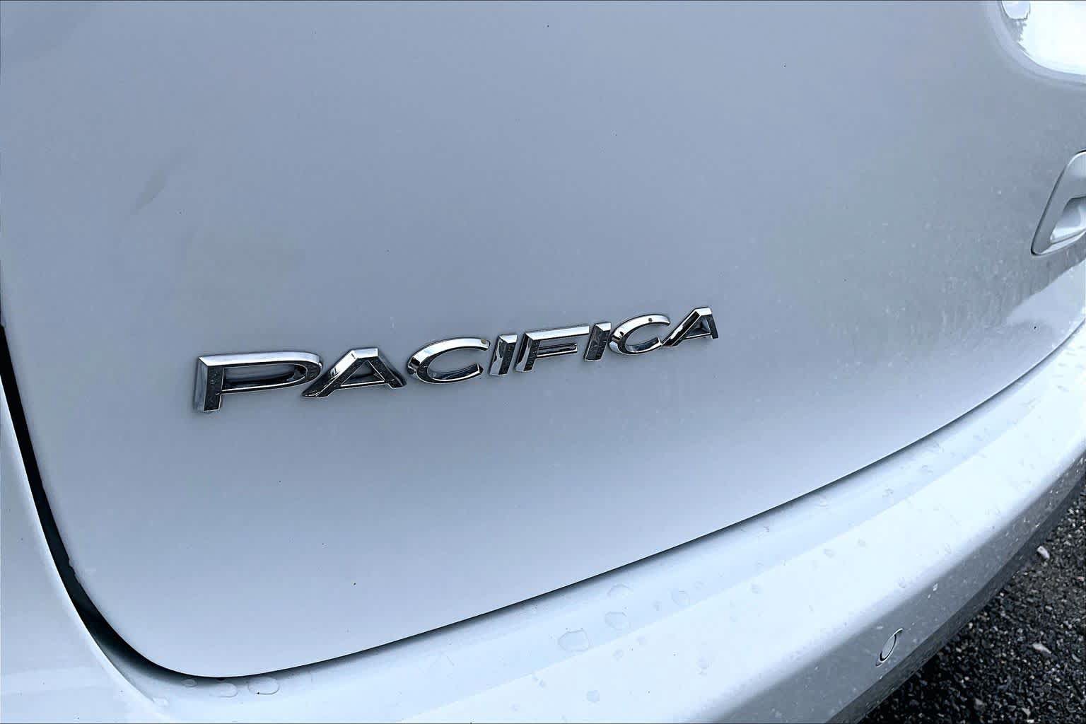 Used 2025 Chrysler Pacifica Select FWD image 10