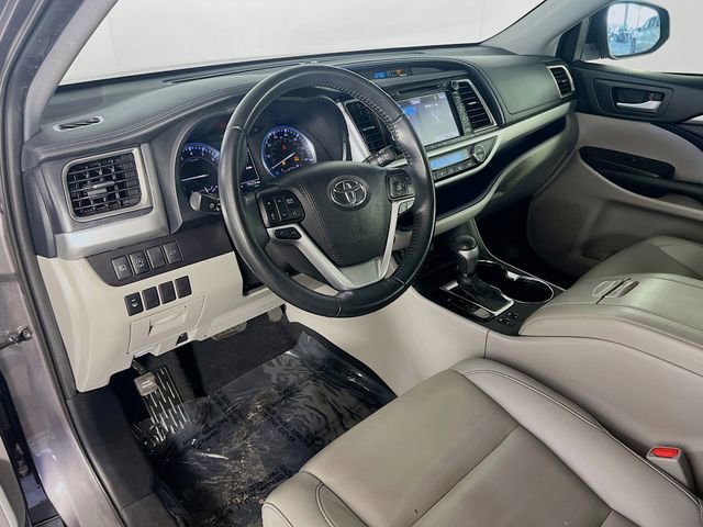Used 2019 Toyota Highlander XLE FWD image 11