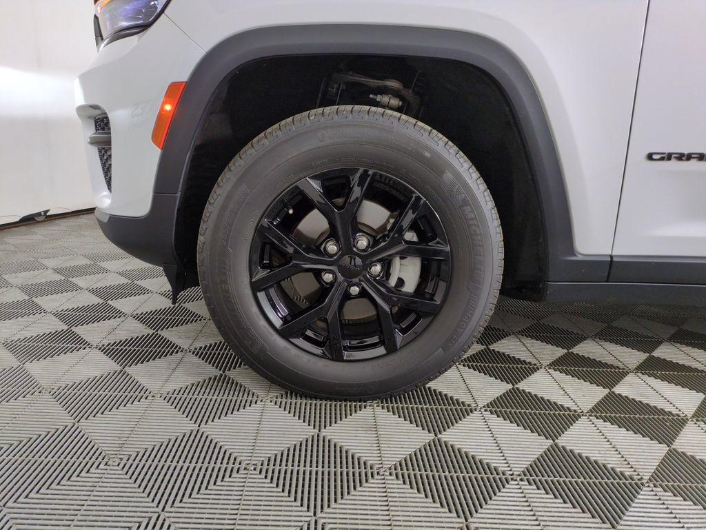 Used 2025 Jeep Grand Cherokee Altitude w/ Trailer Tow Package AWD/4WD image 29