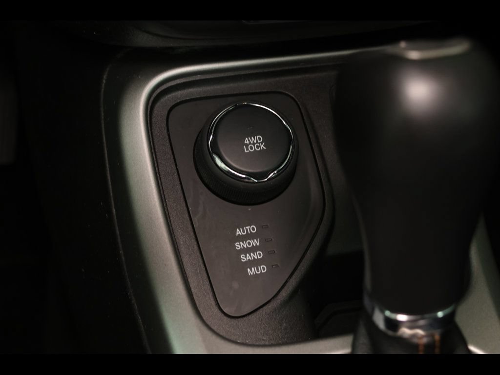 Used 2018 Jeep Compass Latitude w/ Cold Weather Group AWD/4WD image 8