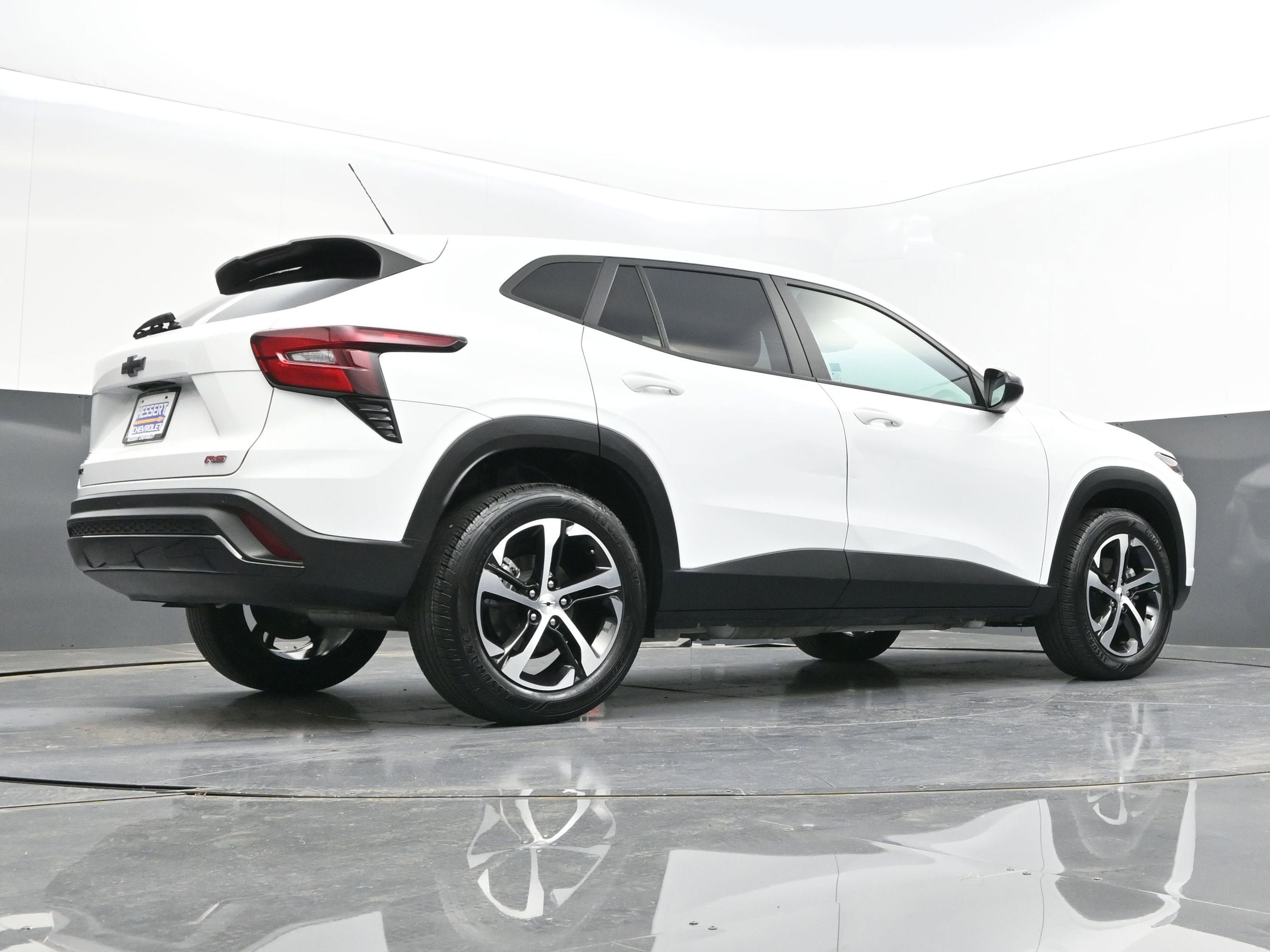 Used 2025 Chevrolet Trax RS w/ Sunroof Package FWD image 42