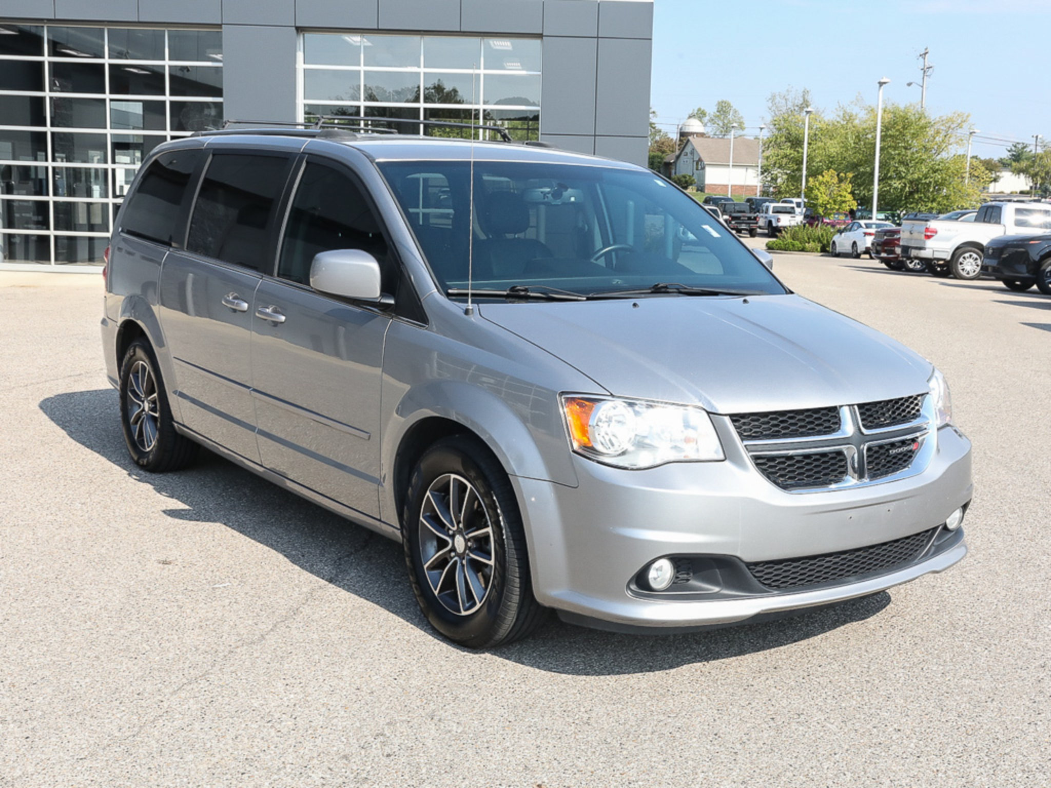 Used 2017 Dodge Grand Caravan SXT FWD image 9
