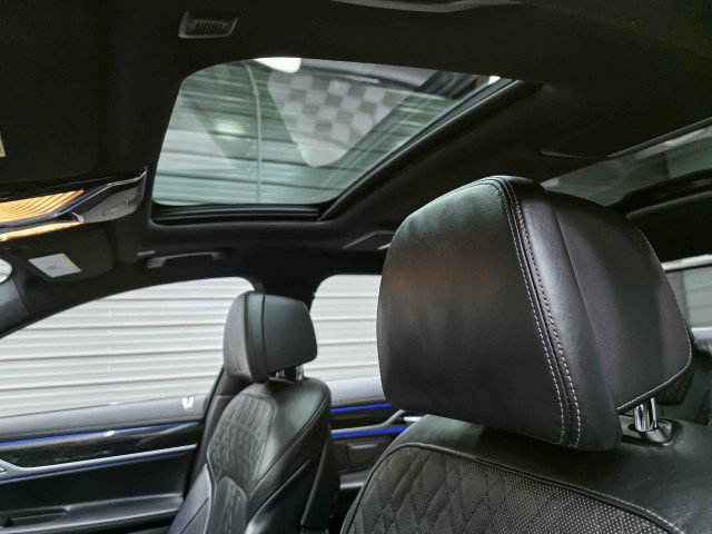 Used 2021 BMW 750i xDrive w/ M Sport Package AWD/4WD image 19