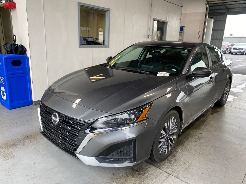 Used 2024 Nissan Altima 2.5 SV FWD image 2