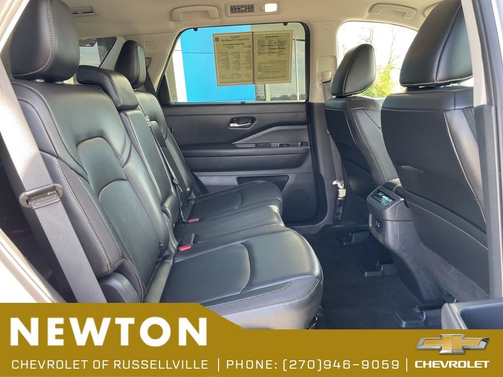 Used 2025 Nissan Pathfinder SL AWD/4WD image 32