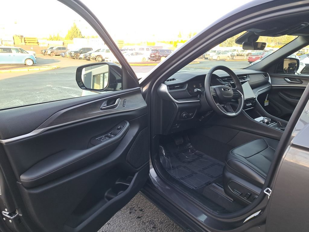 New 2025 Jeep Grand Cherokee Limited w/ MOPAR Finishing Package AWD/4WD image 11