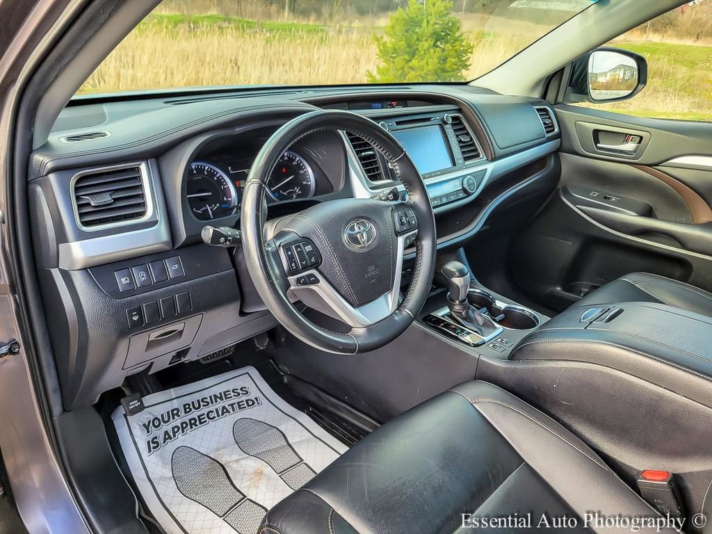 Used 2019 Toyota Highlander XLE AWD/4WD image 9