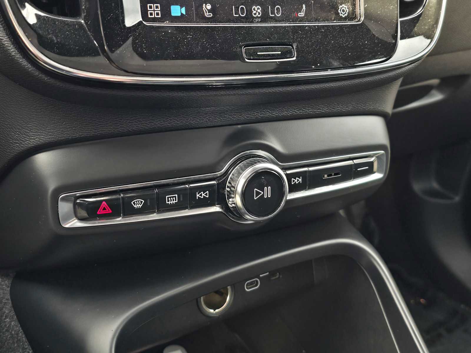 Used 2023 Volvo C40 P8 Recharge Ultimate image 27