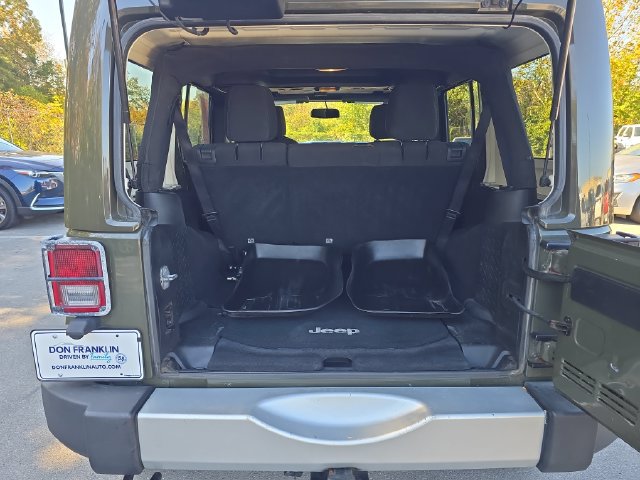 Used 2015 Jeep Wrangler Unlimited Sahara w/ Connectivity Group AWD/4WD image 9